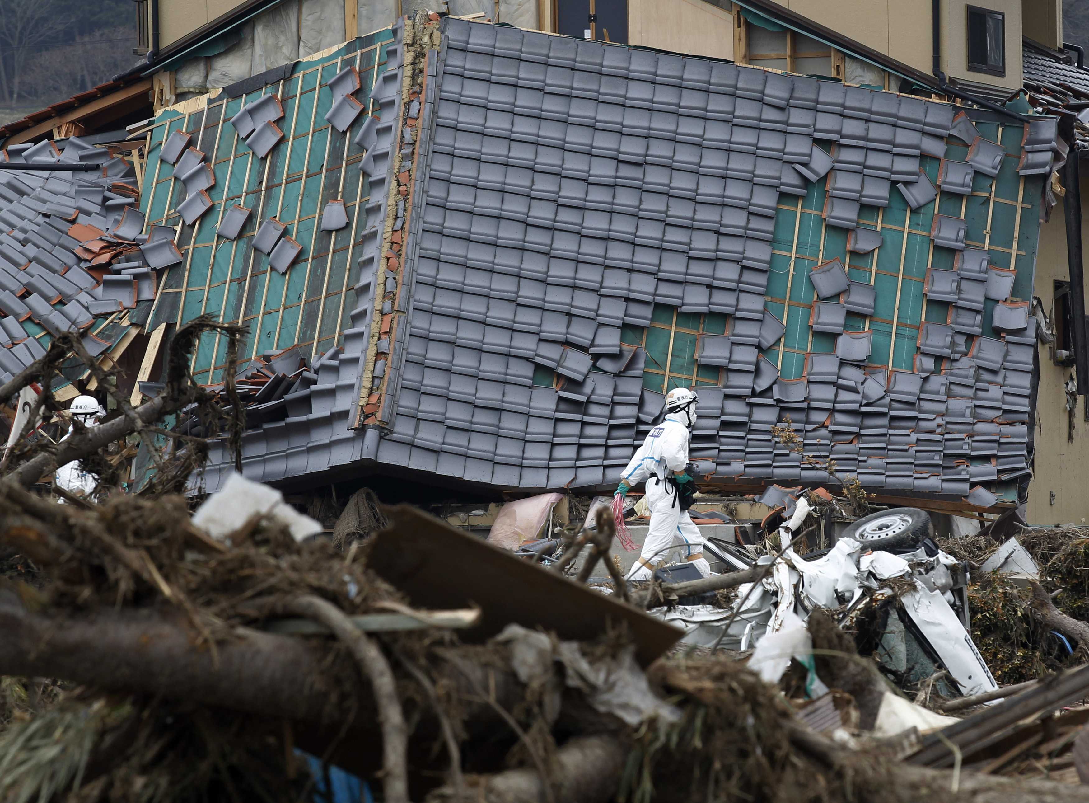 Ένα μήνα μετά, όλα θυμίζουν την καταστροφή - ΦΩΤΟ REUTERS