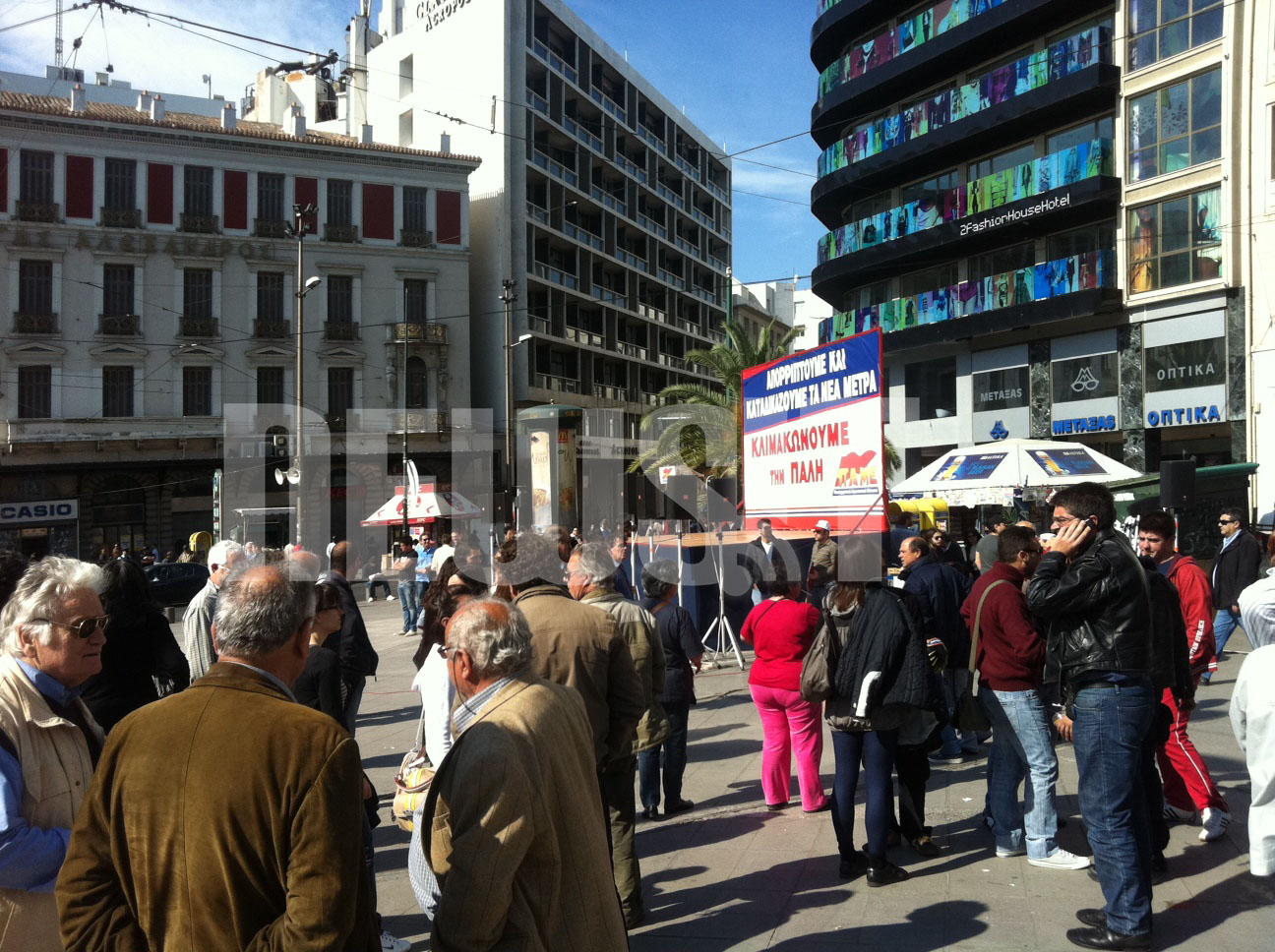 ΩΡΑ 10.08 Οι πρώτοι διαδηλωτές στην πλατεία Ομονοίας