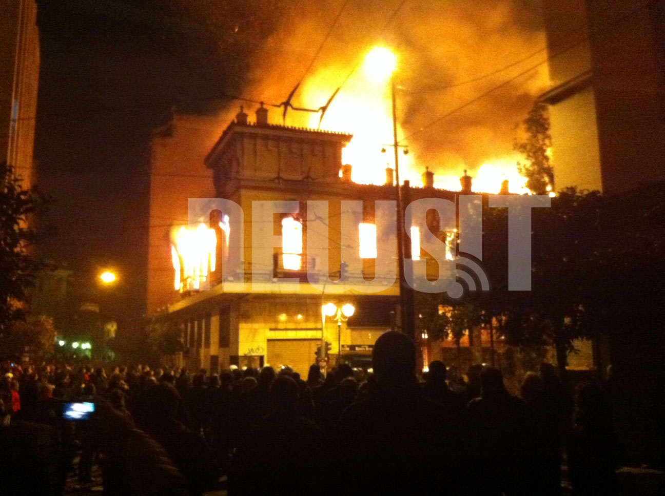 Το κτίριο του Kosta Boda παραδομένο στις φλόγες