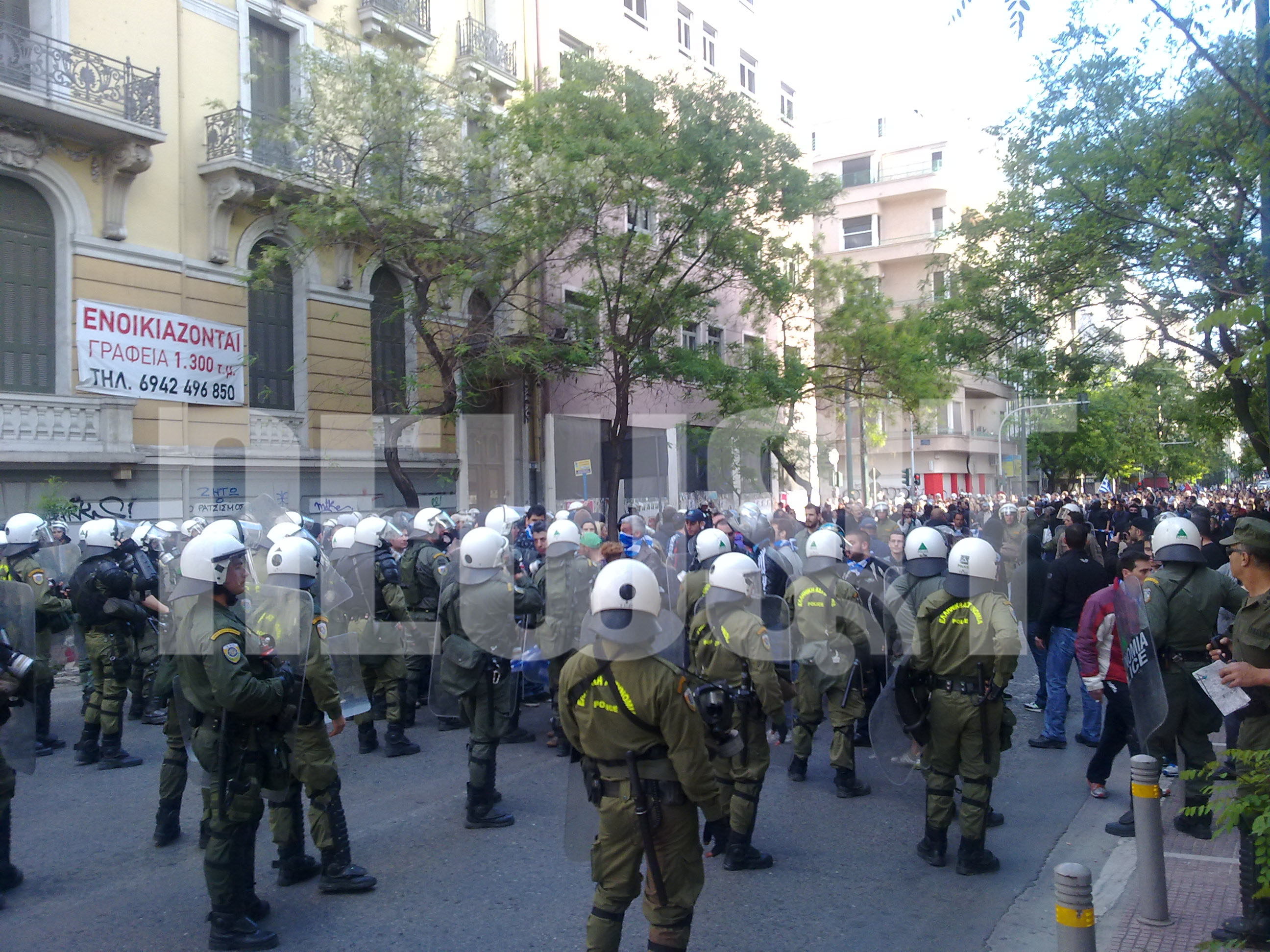 ΩΡΑ 17.50 ΟΙ ΔΙΑΔΗΛΩΤΕΣ ΔΙΑΣΤΑΥΡΩΝΟΝΤΑΙ ΜΕ ΤΟΥΣ ΑΣΤΥΝΟΜΙΚΟΥΣ ΦΩΤΟ NEWSIT