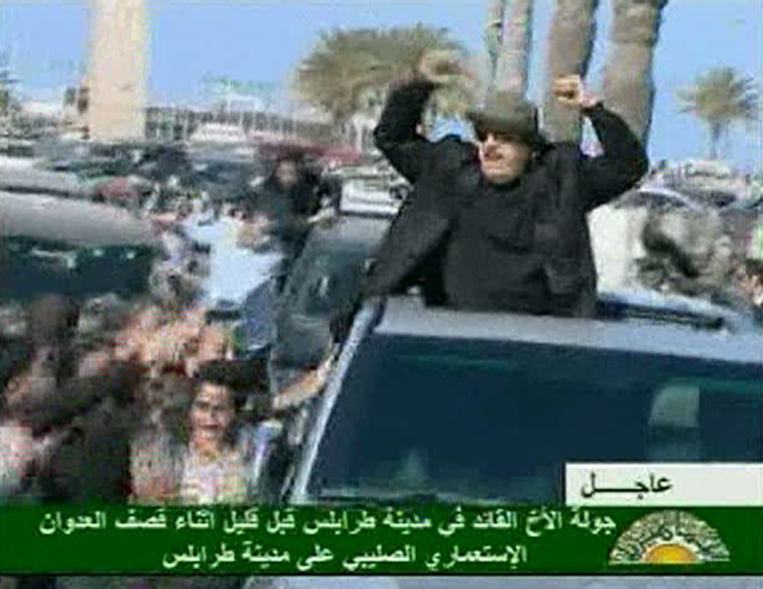 Με υψωμένες τις γροθιές, ο Μουαμάρ Καντάφι δείχνει προς πάσα κατεύθυνση ότι δε θα φύγει τόσο εύκολα... - ΦΩΤΟ REUTERS