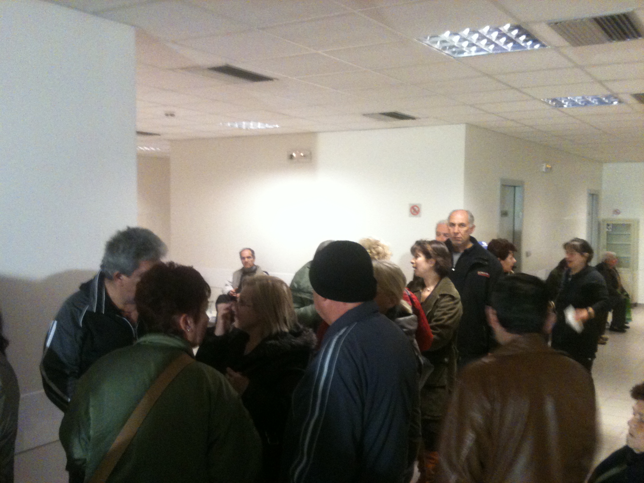 Ουρές από το πρωί στο ΙΚΑ Νέα Ιωνίας