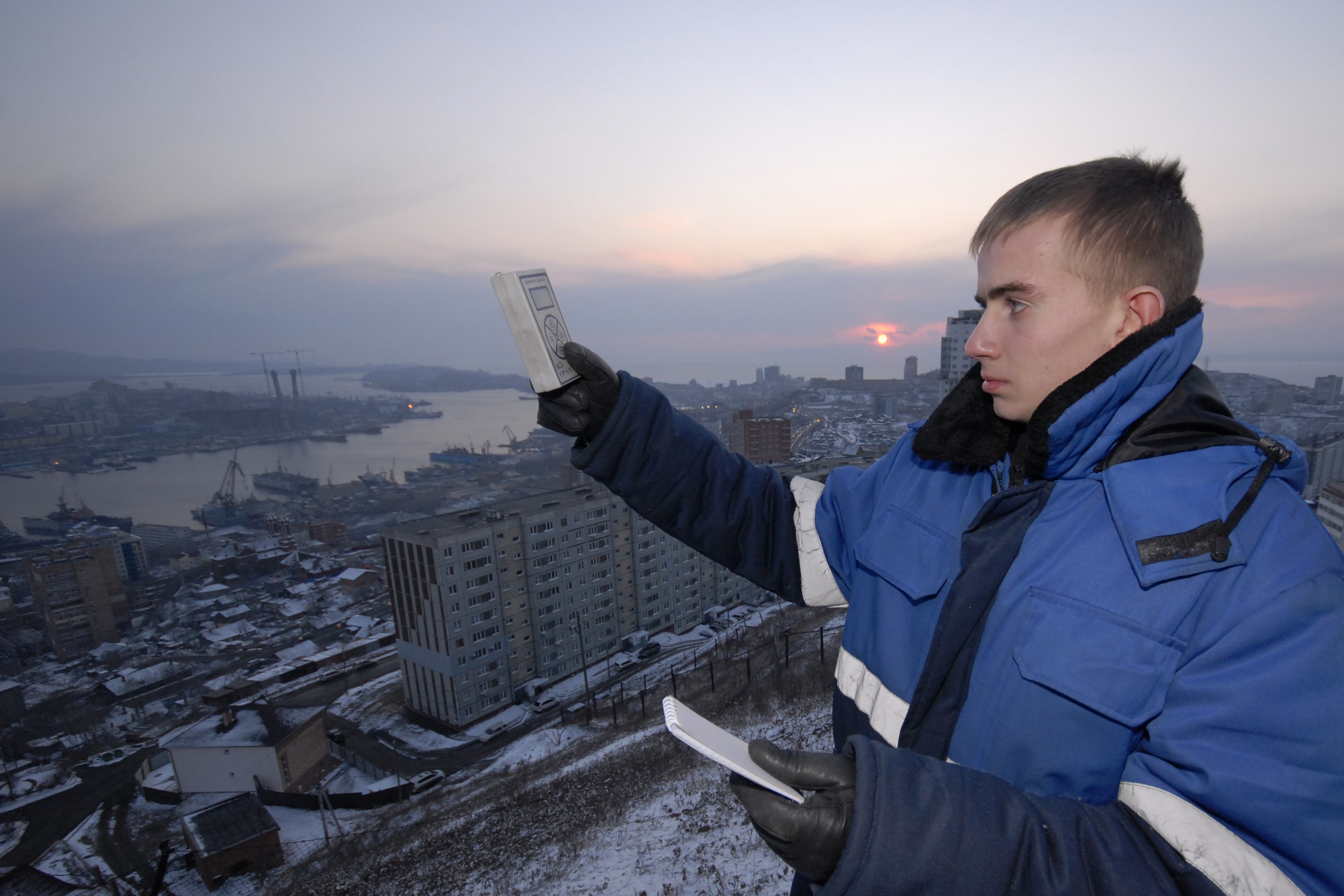 Ρώσος μετεορολόγος μετράει τα επίπεδα ραδιενέργειας στο Βλαδιβοστόκ ΦΩΤΟ REUTERS