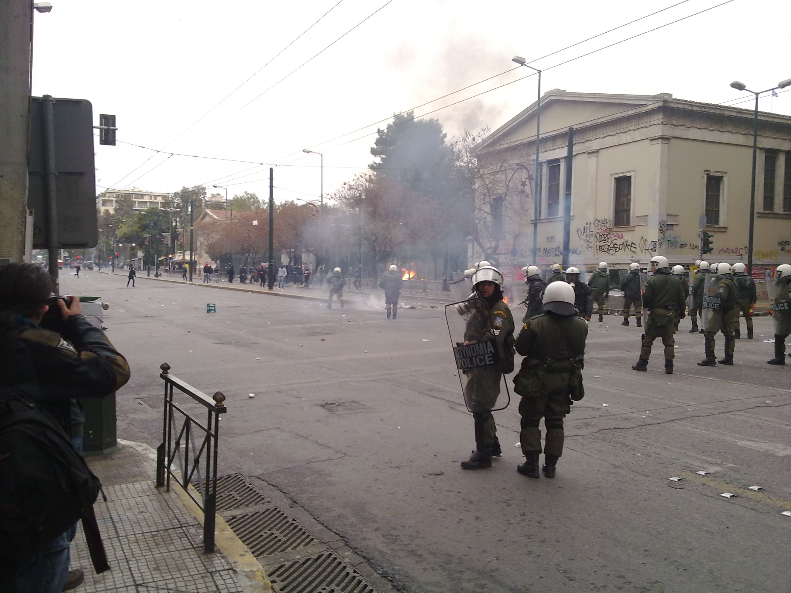 Ώρα 15:35 Πετροπόλεμος με τα ΜΑΤ
