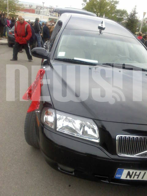 Το σήμα κατατεθέν του, το κόκκινο φουλάρι