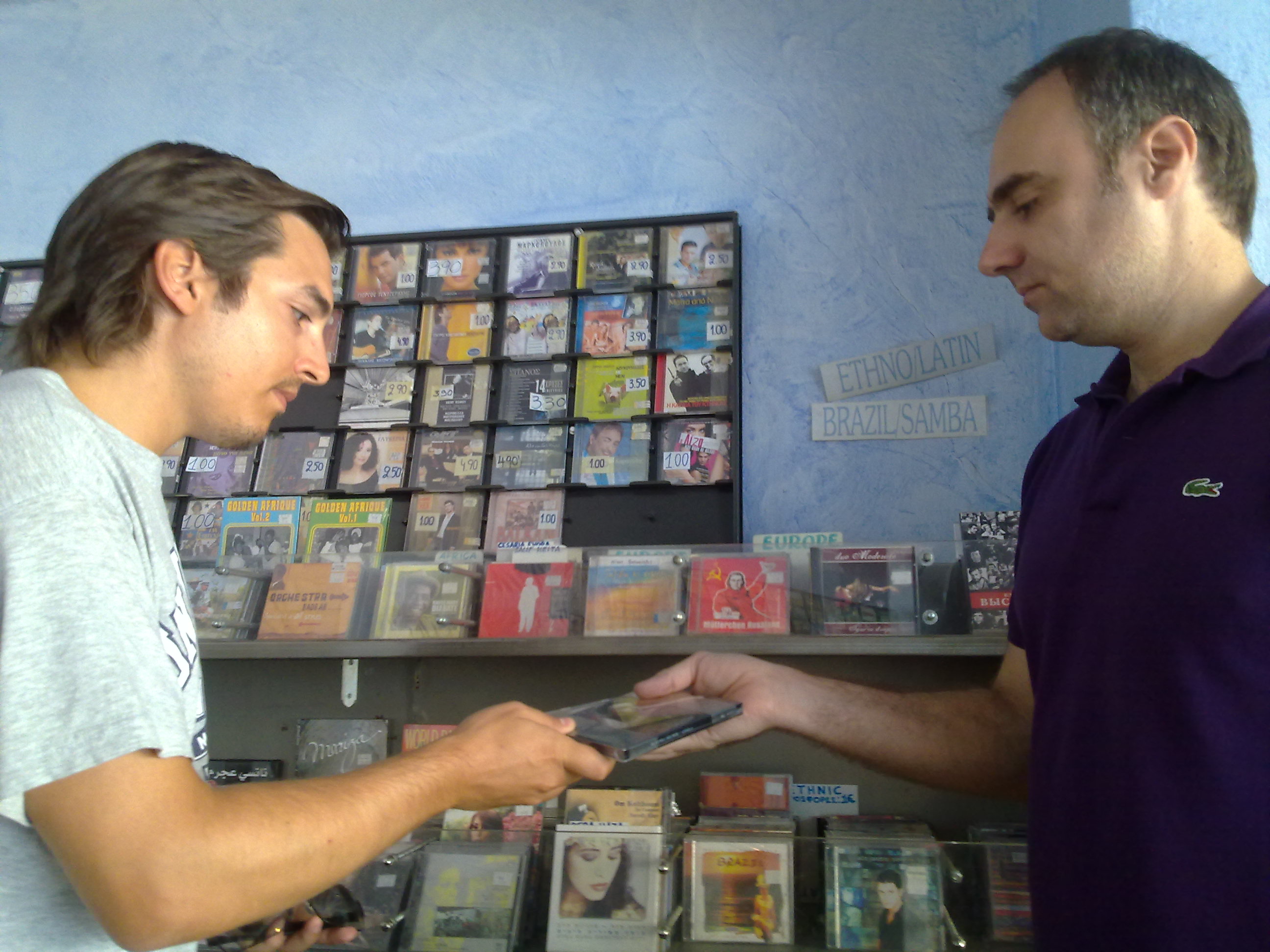 Στο κατάστημα του Ζαχαρία,βρίσκειςμεταχειρισμένα cd σε πολύ καλή κατάσταση.