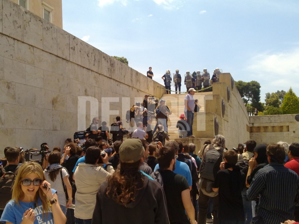 ΩΡΑ 13.08 
Διαδηλωτές επιχειρούν ν' ανέβουν στα σκαλια προς το περιστύλιο της 
Βουλής ΦΩΤΟ NEWSIT