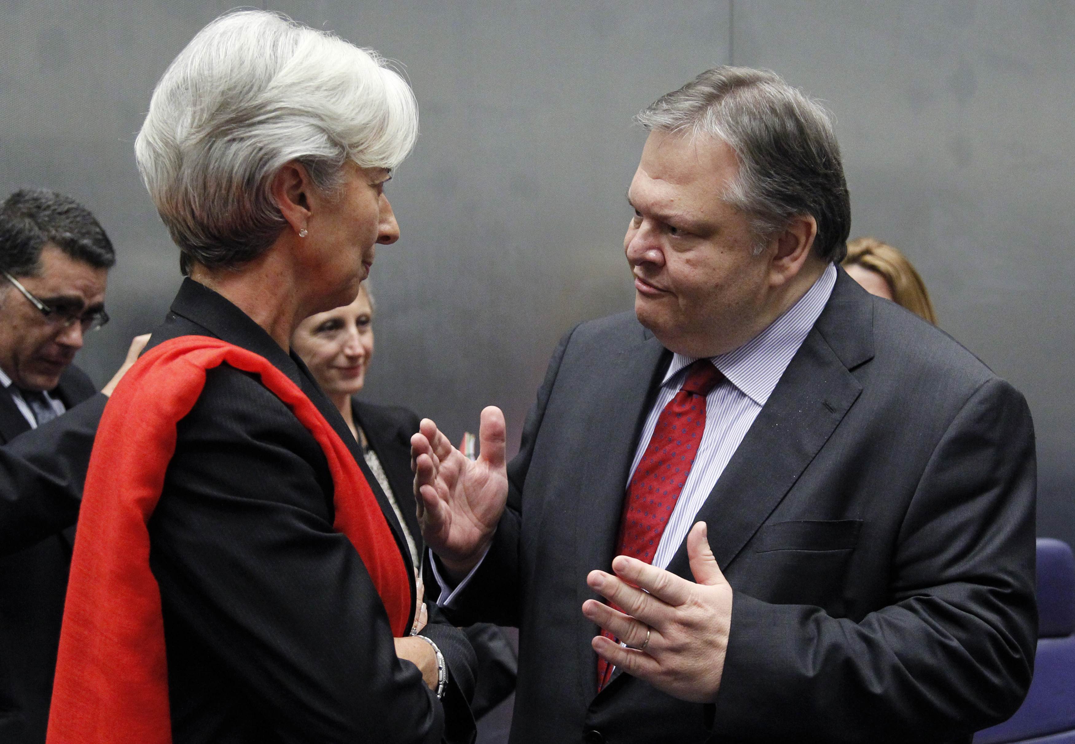 "Κριστίν μου τώρα που θα πας στο ΔΝΤ θα μας δώσεις ένα δάνει τοοοσο μεγάλο χωρίς πρόβλημα;" ΦΩΤΟ REUTERS