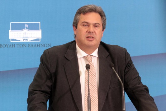 Εδώ η Ελλάδα καίγεται και ο Καμμένος ''χτενίζεται''. Εδώ η Ελλάδα καίγεται και ο Καμμένος ''χτενίζεται''.