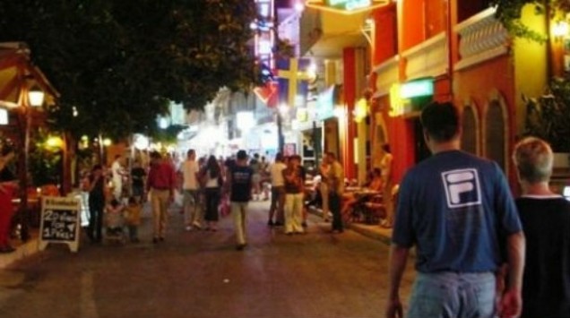Αυνανιζόταν έξω από το αστυνομικό τμήμα! Αυνανιζόταν έξω από το αστυνομικό τμήμα!