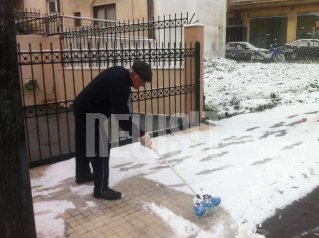 Κάτοικοι στην Πετρούπολη καθαρίζουν με σκούπες τα πεζοδρόμια 