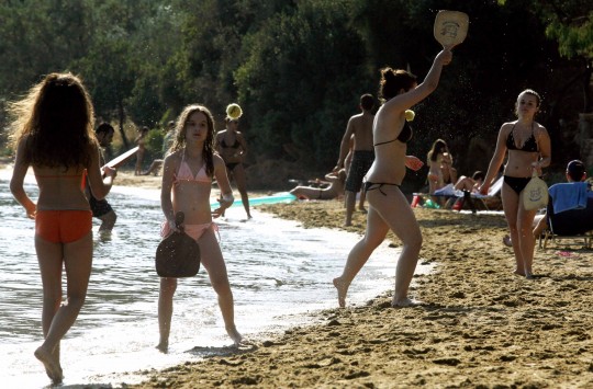Εύβοια: Τα κύματα ''πάγωσαν'' τα χαμόγελα και σταμάτησαν απότομα τα παιχνίδια στην παραλία!