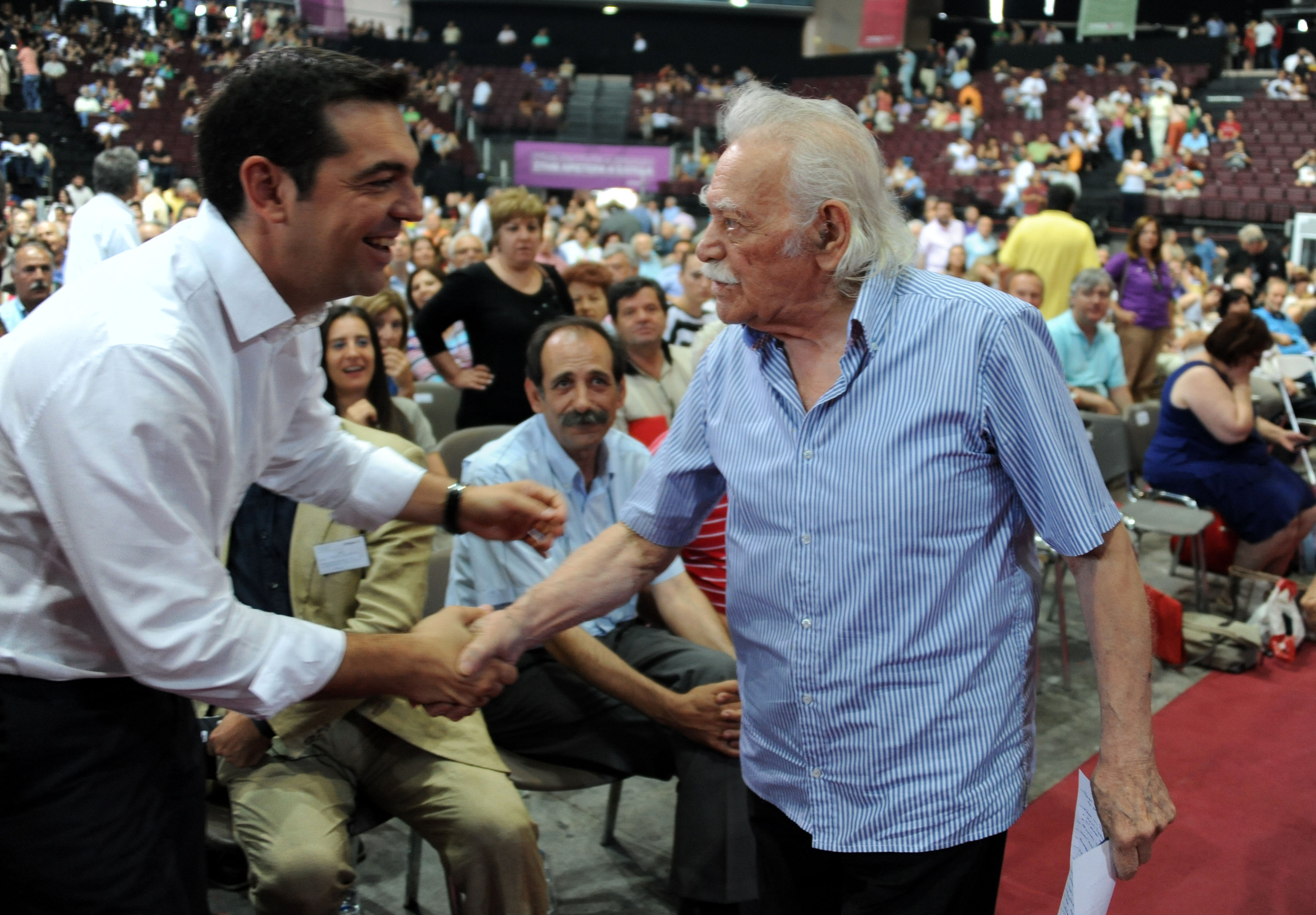 Όταν ο επικεφαλής του ΣΥΡΙΖΑ τελείωσε την ομιλία του, έσπευσε να χαιρετίσει τον Μανώλη Γλέζο - ΦΩΤΟ EUROKINISSI