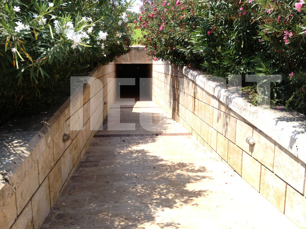 Η είσοδος προς το μουσείο και τους βασιλικούς τάφους - ΦΩΤΟ NEWSIT