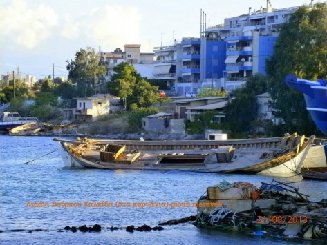 Εύβοια: Κατέστρεψαν ιστορικό καράβι με τσεκούρια για να πάρουν τα ξύλα - Φωτό!