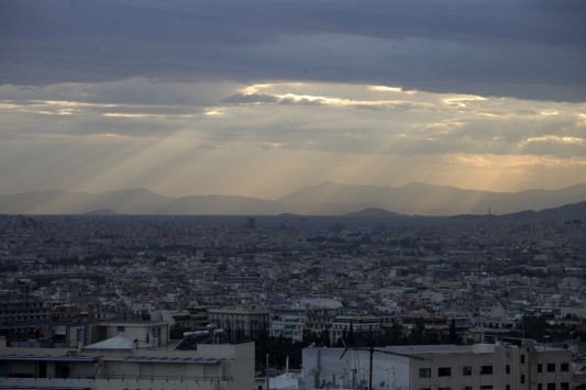 Πέφτει η θερμοκρασία τη Δευτέρα - Πού θα βρέξει