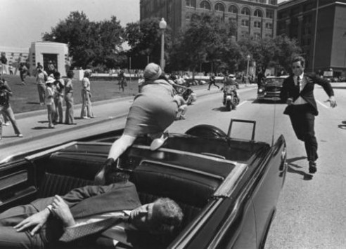 Αποκάλυψη ΣΟΚ! Η Τζάκι Κένεντι κρατούσε το διαλυμένο κεφάλι του Τζον για να μη χυθεί ο εγκέφαλός του