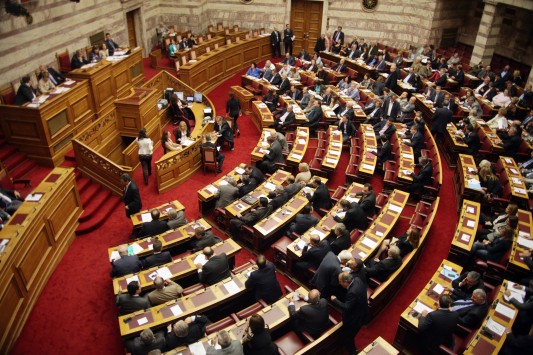 `Βόμβες` στη Βουλή! Παπανδρέου και Κακλαμάνης καταψήφισαν κυβερνητικό άρθρο - Η απουσία `μήνυμα` του Κώστα Καραμανλή προς τον Σαμαρά