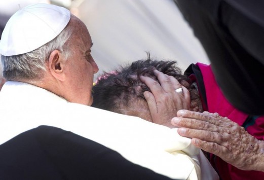 Ο Πάπας συγκλόνισε αγκαλιάζοντας έναν παραμορφωμένο άνθρωπο - ΦΩΤΟ