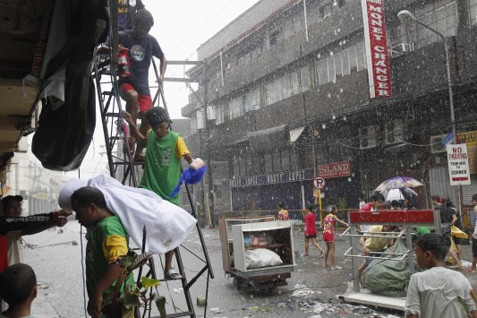 Ο τυφώνας ισοπέδωσε τις Φιλιππίνες - Τουλάχιστον 10.000 οι νεκροί - Συγκλονιστικές εικόνες