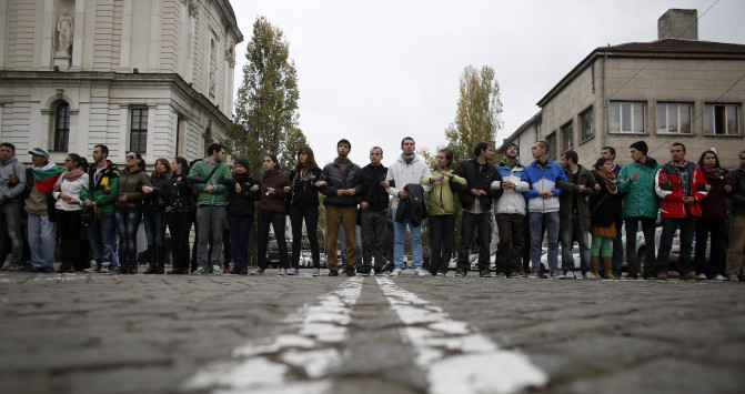 Φοιτητές ετοιμάζονται να κλειδώσουν τους βουλευτές μέσα στη Βουλή της Βουλγαρίας