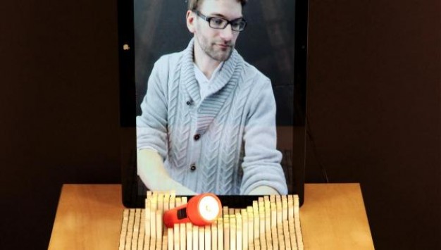 Ένα τραπέζι που μιμείται τις κινήσεις των χεριών του χρήστη!