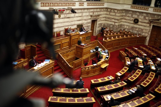 Σσσ! Η Βουλή `κοιμάται` κι αδιαφορεί για τον προϋπολογισμό (ΦΩΤΟ)