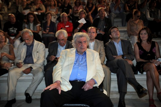 Στο νοσοκομείο ο Μίκης Θεοδωράκης 