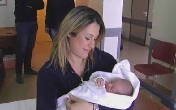 Αγοράκι το πρώτο μωρό του 2014 στο Ηράκλειο - ΒΙΝΤΕΟ