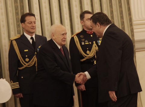 Το φιλί του Άδωνι στον Καρατζαφέρη