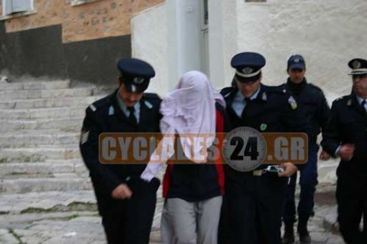 Σύρος: Ο Πακιστανός ''δράκος'' που σακάτεψε τη Μυρτώ ζητάει συγγνώμη - Αστυνομικοί συγκράτησαν την οργισμένη μητέρα της 17χρονης! 