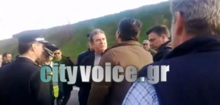 Πολίτες `έκραξαν` τον Χρυσοχοΐδη - ΒΙΝΤΕΟ