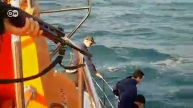“Μην κουνηθείτε! Σας σκότωσα!” - Βίντεο ντοκουμέντο της DW με λιμενικούς να απειλούν πρόσφυγες! - Μαρτυρία σοκ: “Αιμορραγούσα και δεν με βοηθούσαν”