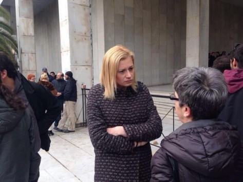 Και η Ραχήλ Μακρή στην ΓΑΔΑ με τη νεολαία του ΣΥΡΙΖΑ - ΦΩΤΟ