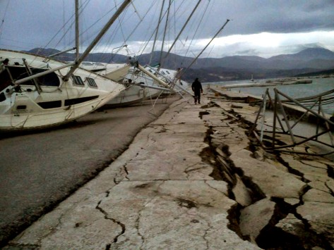 Οι  πρώτες εικόνες από το νέο σεισμό στην Κεφαλονιά - Απίστευτο video από τη στιγμή που σείστηκε η γη! Στο Ληξούρι οι περισσότερες ζημιές
