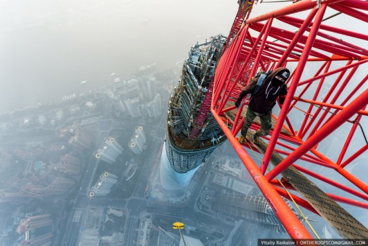 Εικόνες που κόβουν στην ανάσα: Πάνω στο υψηλότερο κτίριο της Κίνας (ΦΩΤΟ, VIDEO)