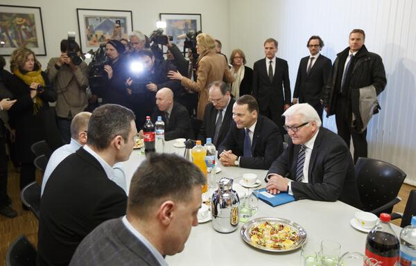 Πριν τον Γιανουκόβιτς, οι ΥΠΕΞ της Γαλλίας, της Γερμανίας και της Πολωνίας συνάντησαν τους ηγέτες της αντιπολίτευσης - ΦΩΤΟΓΡΑΦΙΑ TWITTER @GermanForeignOffice  