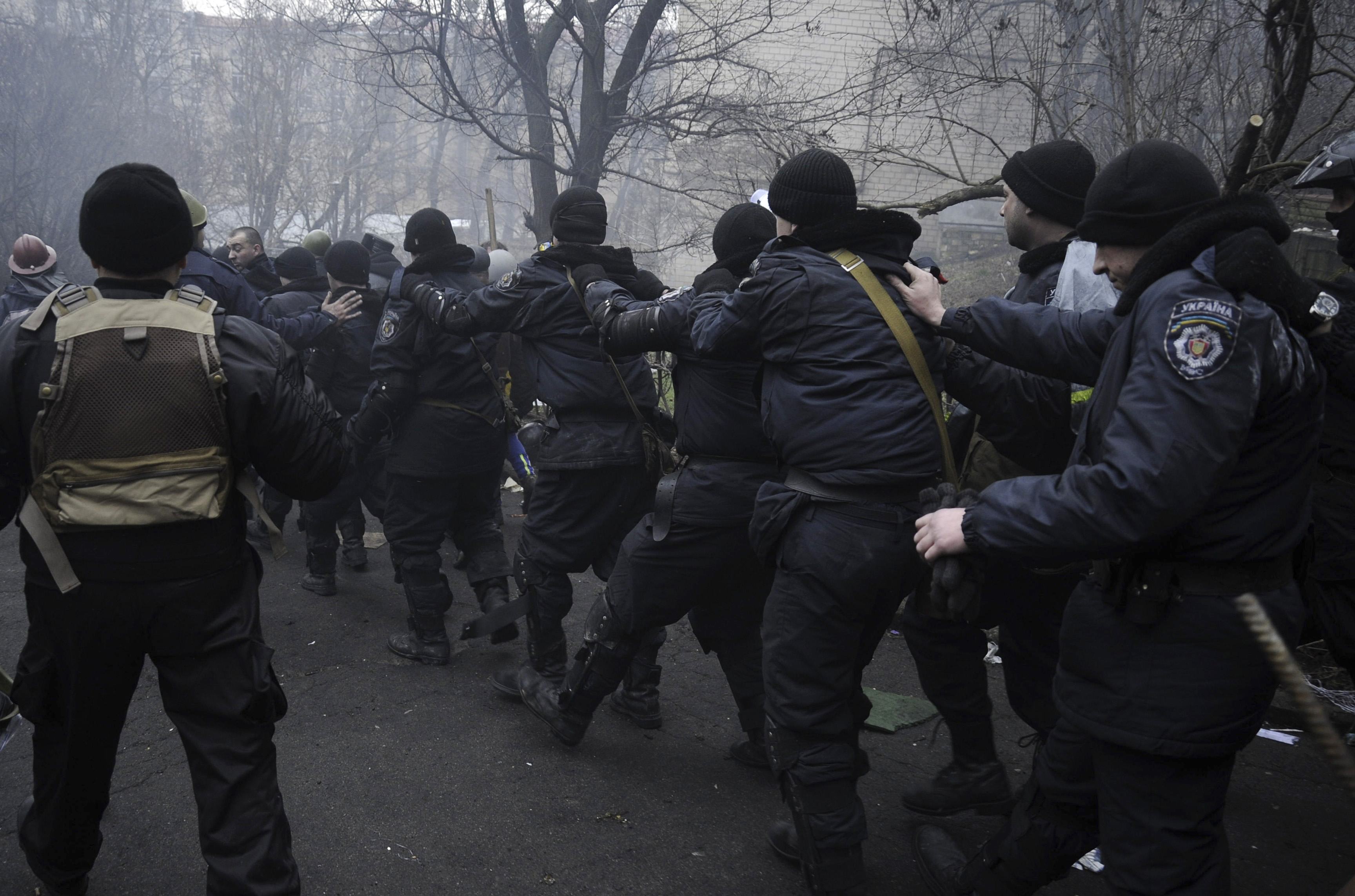 Αστυνομικοί αιχμάλωτοι των διαδηλωτών - Υπήρξαν και πληροφορίες πως 100 αστυνομικοί προσχώρησαν στις τάξεις της αντιπολίτευσης