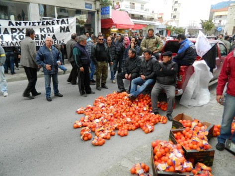 Οι αγρότες πέταξαν πορτοκάλια έξω από το κτίριο της Περιφέρειας στην Τρίπολη - ΒΙΝΤΕΟ