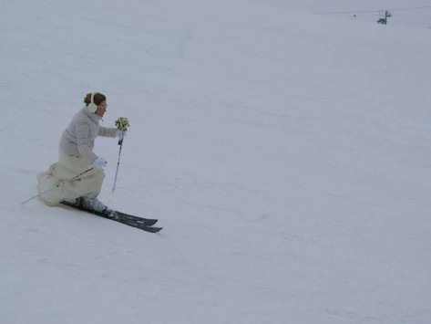 Απίθανος γάμος στο χιονοδρομικό Παρνασσού! Η νύφη έφτασε... κάνοντας σκι! - ΦΩΤΟ