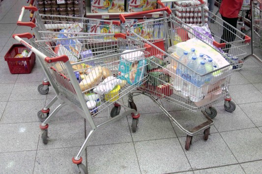 ΕΣΕΕ: Οι τιμές πρέπει να μειώνονται ανάλογα με τους μισθούς