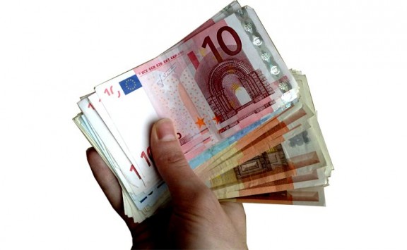 Αυξήσεις στις συντάξεις από 5 ως 74 ευρώ το μήνα, αλλά και αύξηση του φόρου