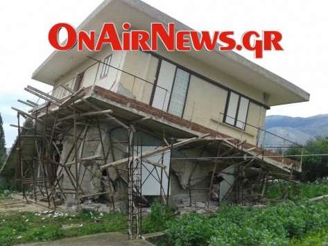 Το σπίτι... έγειρε από το σεισμό! Συγκλονιστικές εικόνες από την `πληγωμένη` Κεφαλονιά