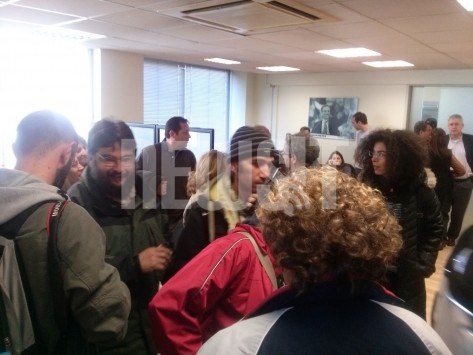 Χθες αλυσοδέθηκαν εξω από τη Βουλή...σήμερα κατέλαβαν το γραφείο του Αρβανιτόπουλου - ΦΩΤΟ 