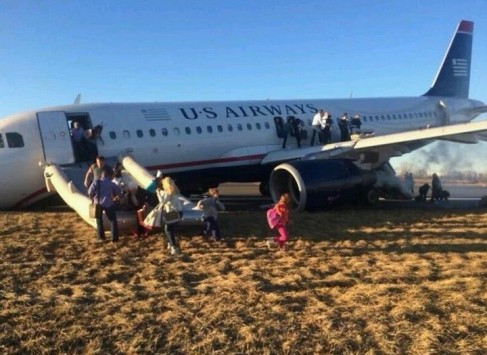 Παραλίγο τραγωδία στη Φιλαδέλφεια, όταν έσκασε το λάστιχο της μπροστινής ρόδας αεροπλάνου! - ΒΙΝΤΕΟ