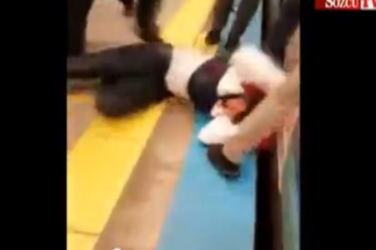 Ένοπλοι ισλαμιστές εισβάλλουν στο μετρό της Κων/πολης και επιβάτες τους πλακώνουν στο ξύλο! (video) 