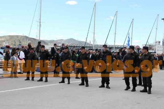 Βόλος: Οι πολίτες στα κάγκελα και οι πολιτικοί αποκλεισμένοι από αστυνομικούς στην παρέλαση - Φωτό!