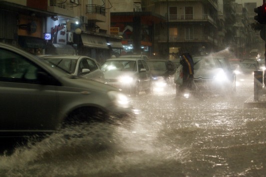 Καταιγίδες, λασποβροχές και χαλάζι - Η πρόγνωση του καιρού για τη Δευτέρα