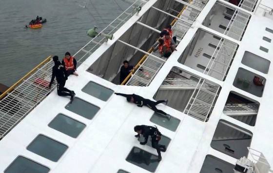 Υγρός τάφος το πλοίο με τα 300 αγνοούμενα παιδιά στη Νότια Κορέα - Ήταν γατζωμένα στα κάγκελα του πλοίου ενώ εκείνο βυθιζόταν!