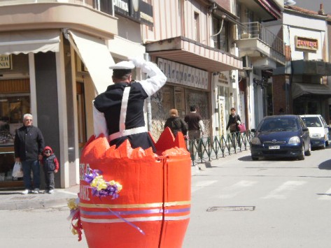 Μόνο στην Κοζάνη! Έβαλαν τον τροχονόμο μέσα σε πασχαλινό αβγό! ΒΙΝΤΕΟ